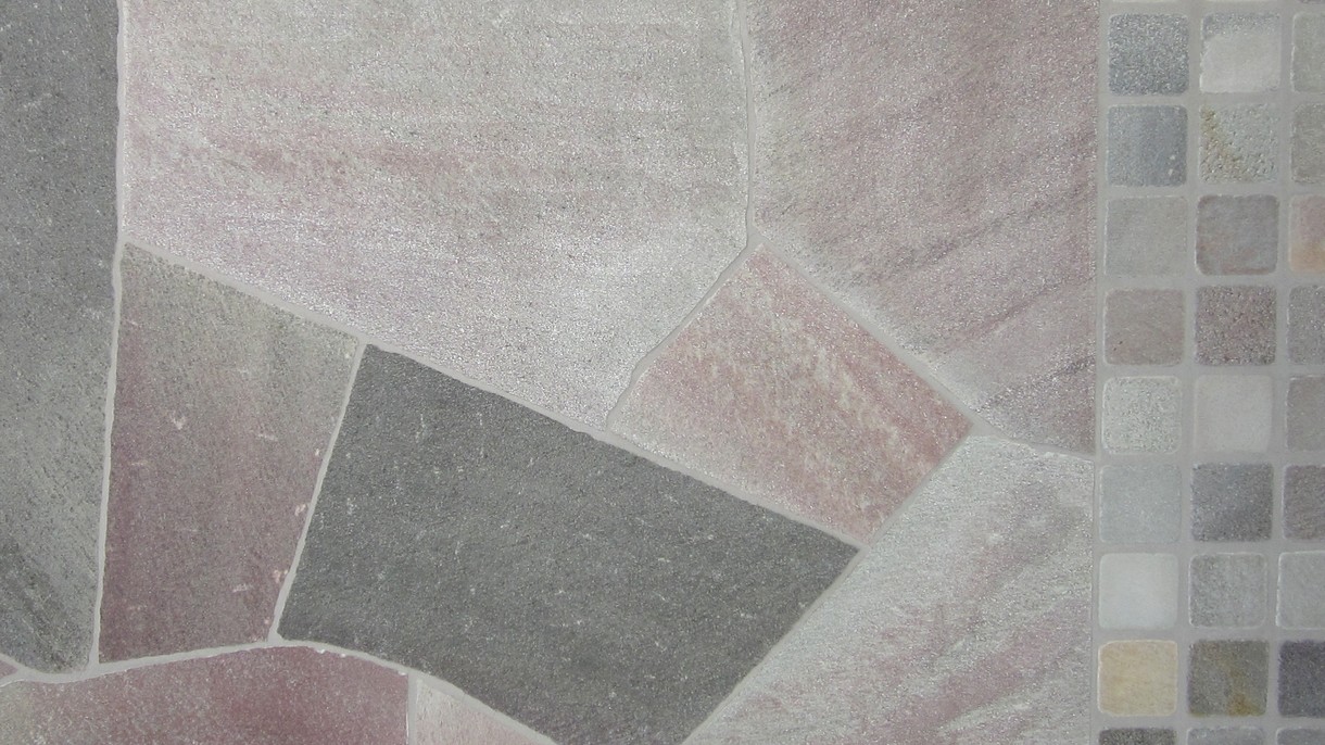 BRASILIANISCHER QUARZIT GRÜNLICH GRENDOSO, Polygonalplatten, gespalten. Großformat mittel x 1-3 cm