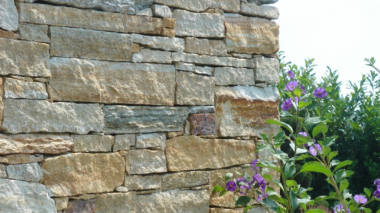 LUSERNA GNEIS, Mauersteine groß, gespalten und gezwickt, T 10 x freie Längen x H 7-11 cm